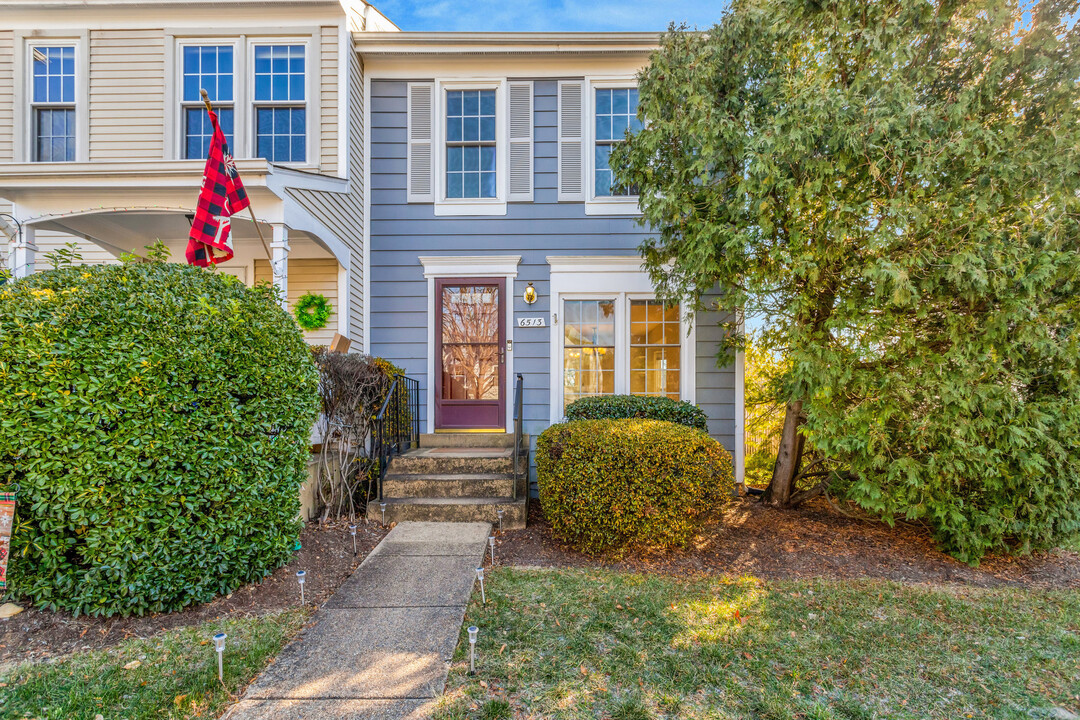 6513 Brick Hearth Ct in Alexandria, VA - Foto de edificio