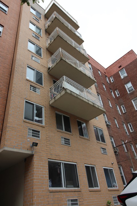 4324 Robinson St in Flushing, NY - Building Photo