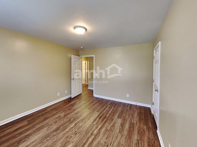 property at 100 Cross Cove Ct