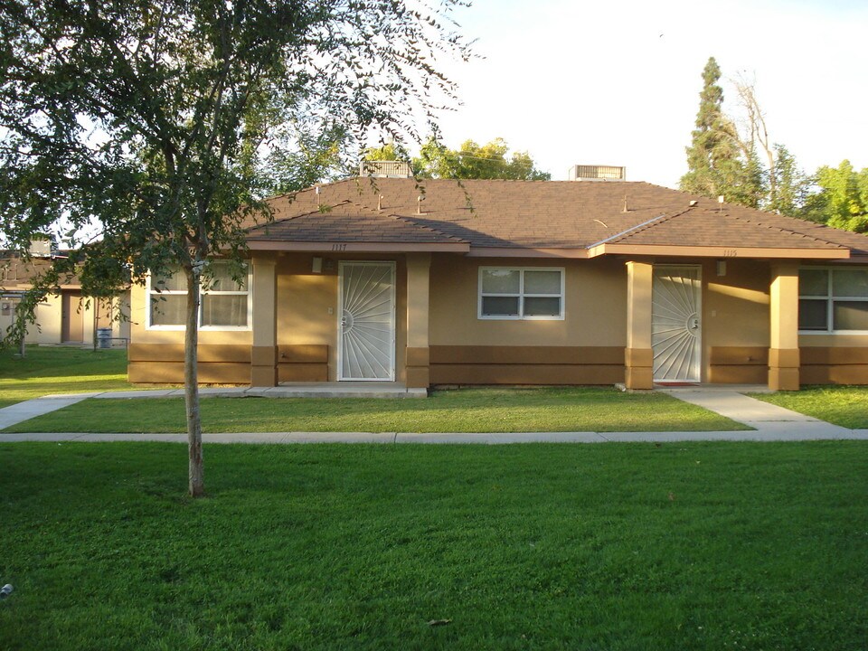 Adelante Vista in Bakersfield, CA - Foto de edificio