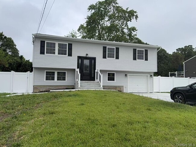 495 Hawkins Rd in Selden, NY - Building Photo - Building Photo