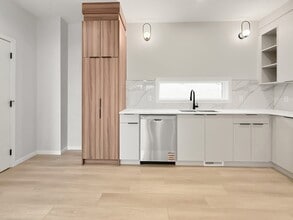 9303-9123 123 Ave NW in Edmonton, AB - Building Photo - Building Photo