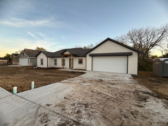 104 Kirkland St in Sanger, TX - Foto de edificio - Building Photo