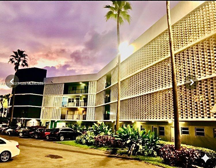 877 NE 195th St in North Miami Beach, FL - Building Photo