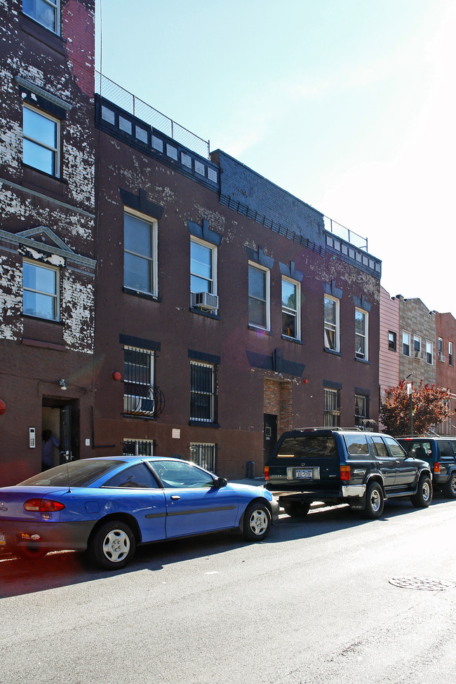 251 19th St in Brooklyn, NY - Foto de edificio - Building Photo