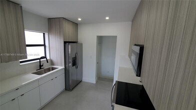 6201 SW 22nd St, Unit 1 in Miami, FL - Building Photo - Building Photo