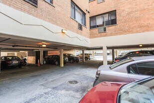 6040 N Sheridan Rd in Chicago, IL - Building Photo