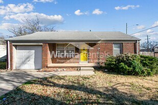 820 S Royal Rd in Wichita, KS - Building Photo