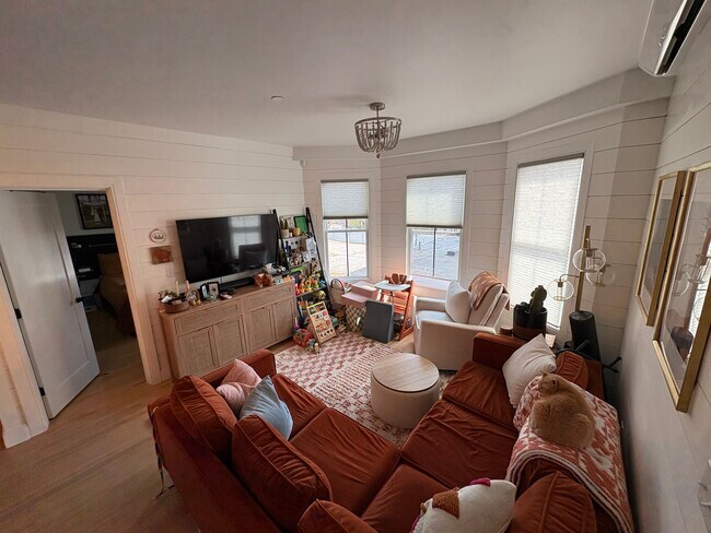 138 Centre St, Unit Unit 4 in Boston, MA - Building Photo - Building Photo