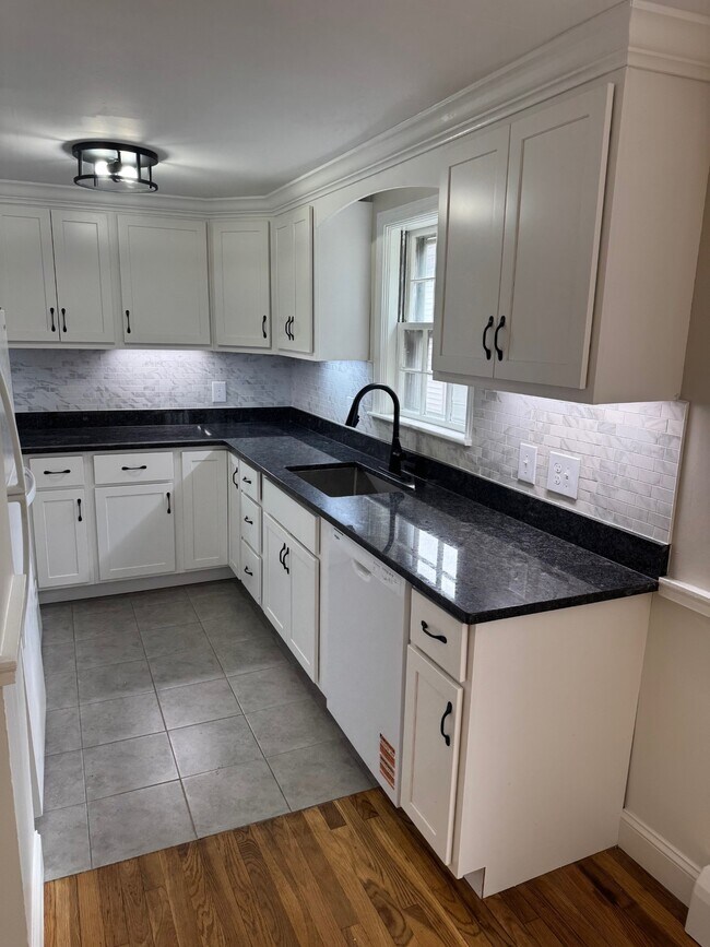 237 N Main St, Unit 1 in Middleboro, MA - Building Photo - Building Photo