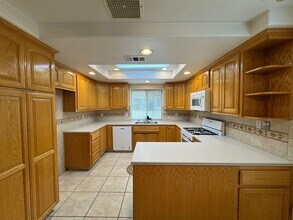 5917 Dorset Dr in Bakersfield, CA - Building Photo - Building Photo