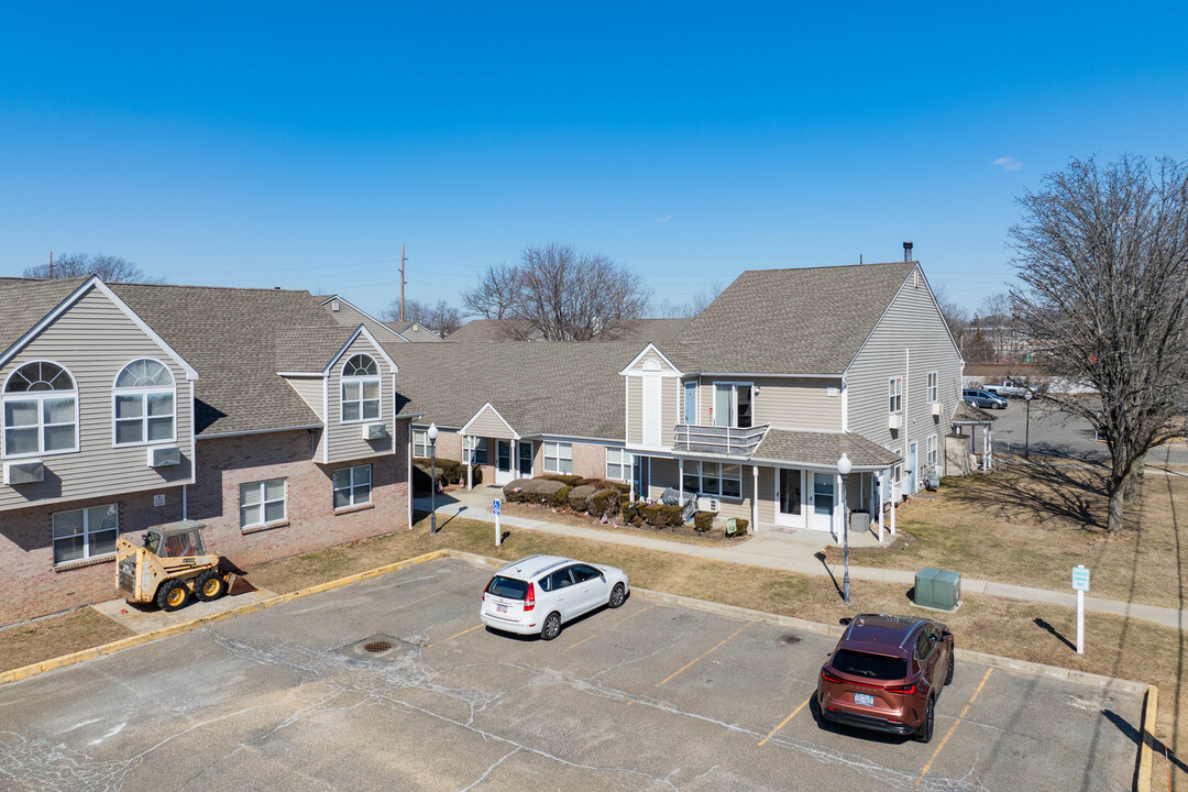 Monroe Gardens in Lindenhurst, NY - Building Photo