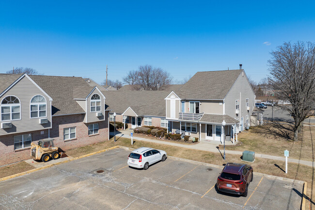 Monroe Gardens in Lindenhurst, NY - Building Photo - Building Photo