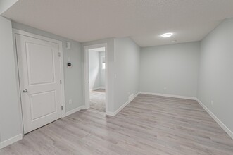 1441 Cherniak Way SW in Edmonton, AB - Building Photo - Building Photo