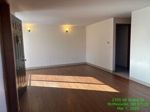 2345 NE Evans St in McMinnville, OR - Foto de edificio - Building Photo