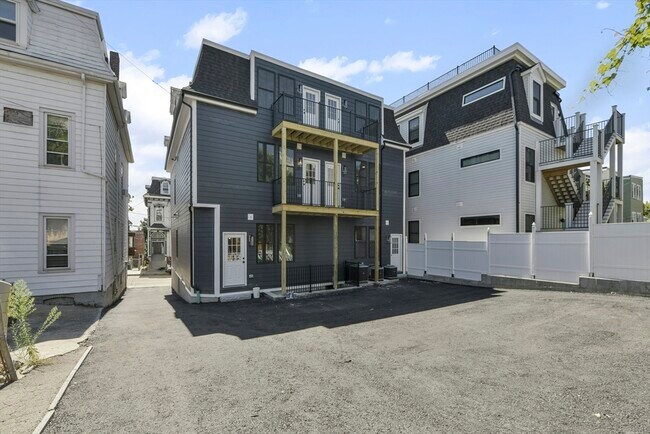 227 Princeton St, Unit #3 in Boston, MA - Building Photo - Building Photo