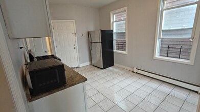 166 Lexington Ave, Unit Unit 2R in Jersey City, NJ - Foto de edificio - Building Photo