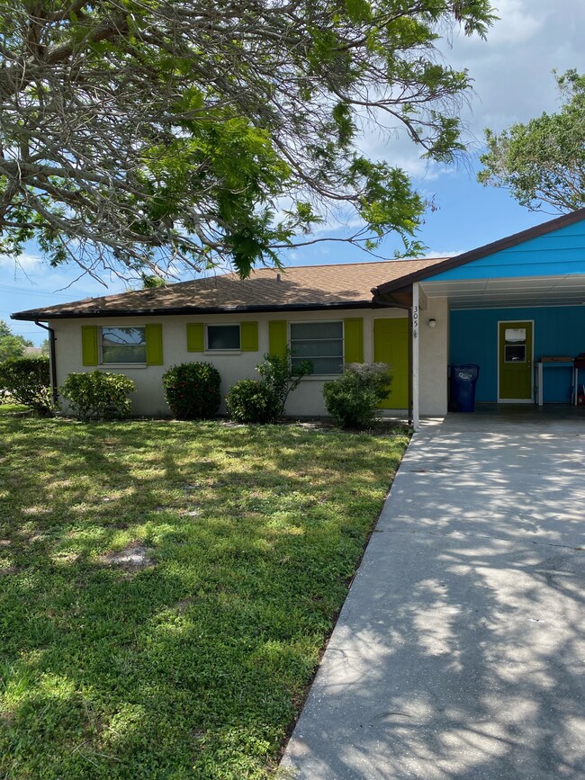 305 Lantana Ave, Unit Cozy duplex w carport in Sarasota, FL - Foto de edificio - Building Photo