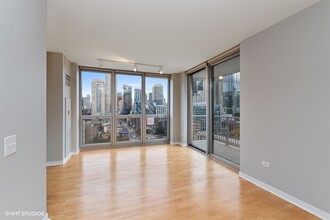 200 W Grand Ave in Chicago, IL - Building Photo - Building Photo