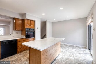 38 Tudor Ct in Timonium, MD - Foto de edificio - Building Photo