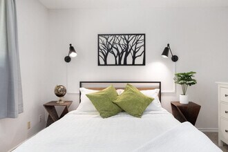 804 N Main St in Coupeville, WA - Foto de edificio - Building Photo