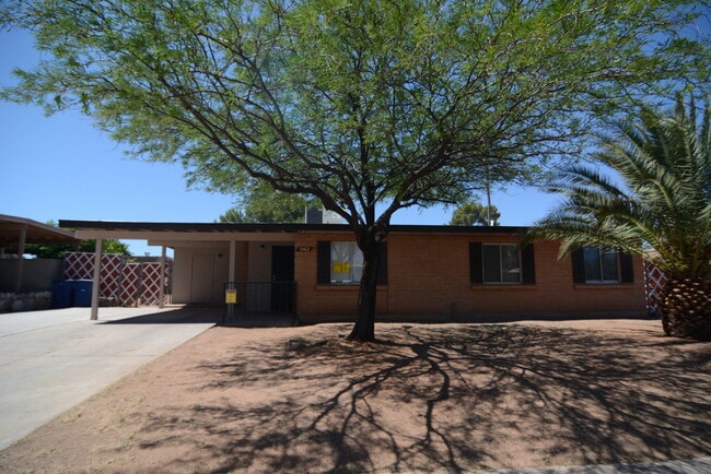 property at 7462 E Victoria Dr