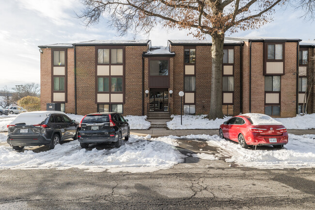 Hawthorne Village Condominiums in Fairfax, VA - Building Photo - Building Photo