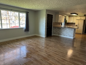 411 N 55th St in Springfield, OR - Building Photo - Building Photo