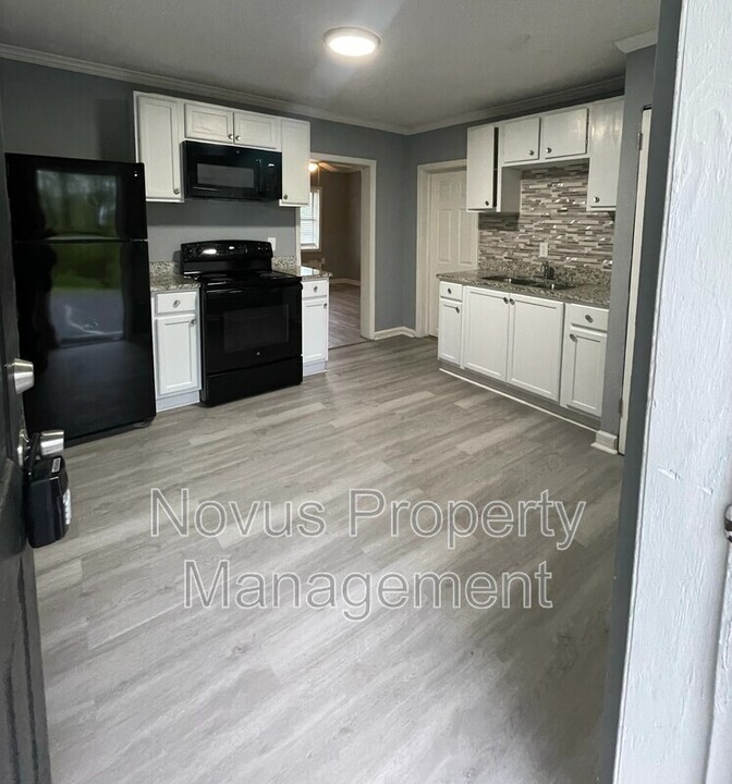 8020 Colquitt St in Douglasville, GA - Building Photo