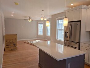 16 Bowen Ave, Unit 1 in Medford, MA - Foto de edificio - Building Photo