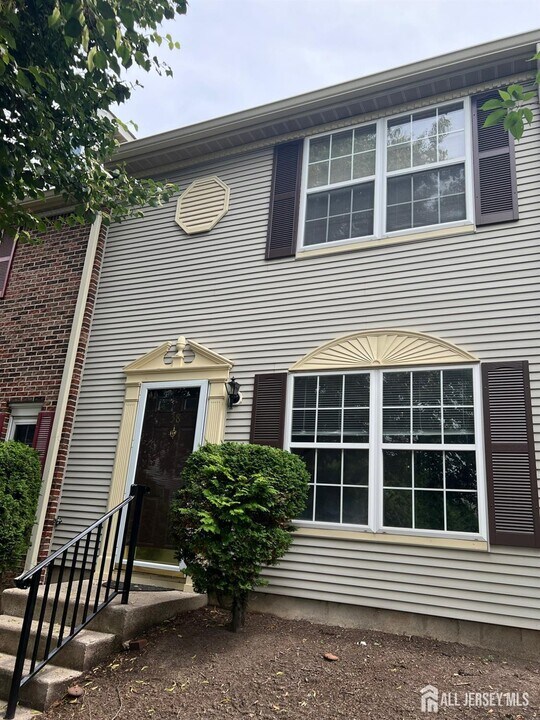 38 Colleen Ct in Kendall Park, NJ - Building Photo