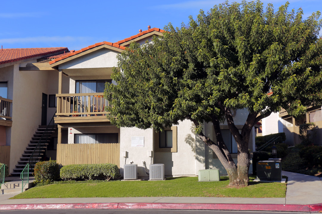 Sand Castle Apartments in La Habra, CA - Foto de edificio