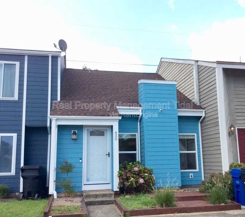 430 Falling Ln in Virginia Beach, VA - Building Photo