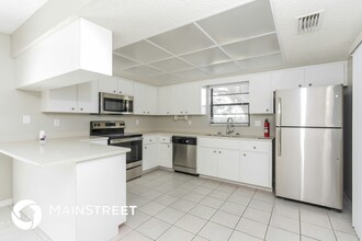 5801 Pauma Pl in Sarasota, FL - Building Photo - Building Photo