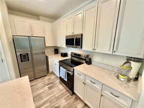 2906 Castaway Ln in Kissimmee, FL - Foto de edificio - Building Photo