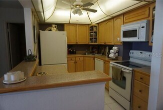 4900 Brittany Dr S in St. Petersburg, FL - Foto de edificio - Building Photo