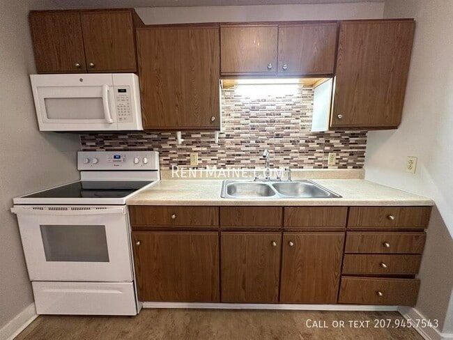 119 Main St in Bucksport, ME - Foto de edificio - Building Photo