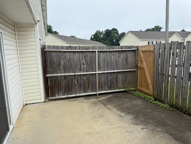 1222 Cross Creek Cir in Greenville, NC - Building Photo - Building Photo