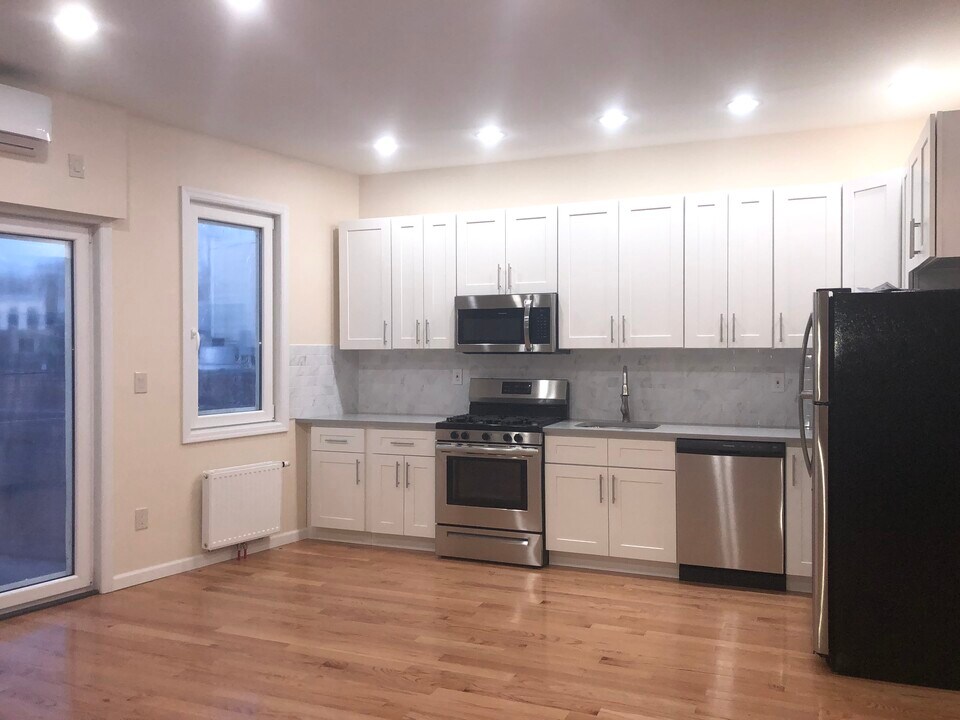 69-31 Myrtle Ave, Unit 2 in Queens, NY - Building Photo