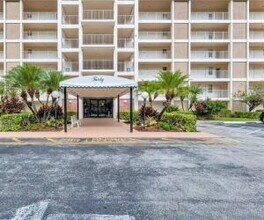 2851 S Palm Aire Dr in Pompano Beach, FL - Building Photo - Building Photo