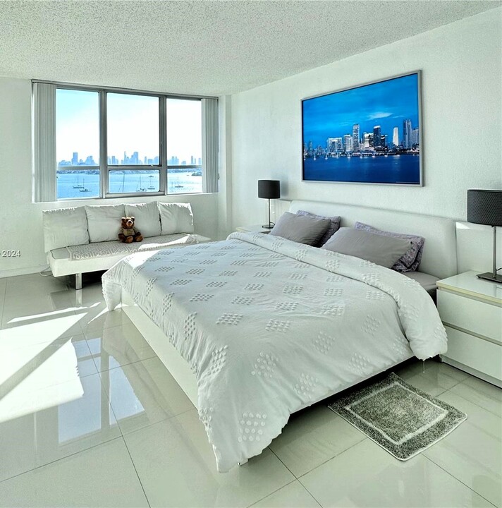 1500 Bay Rd, Unit 820S in Miami Beach, FL - Building Photo