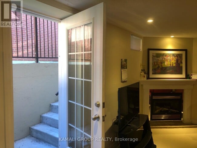 271 Rhodes Cir in Newmarket, ON - Building Photo - Building Photo