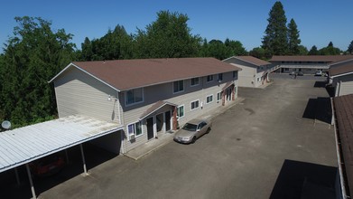 Meadow Creek Apartments in McMinnville, OR - Building Photo - Building Photo