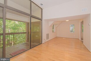 1665 Parkcrest Cir in Reston, VA - Building Photo