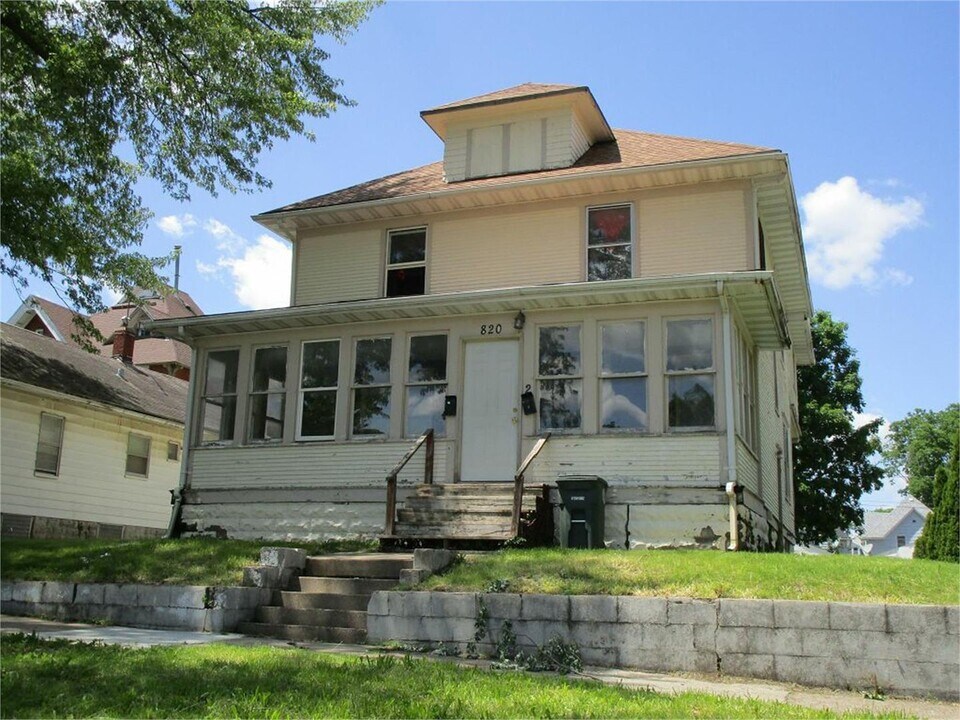 820 W 2nd St in Waterloo, IA - Building Photo