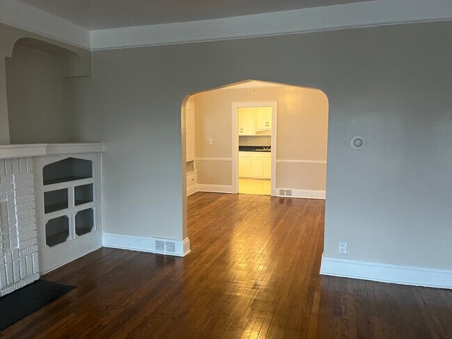 2256 Rexwood Rd, Unit 2nd Floor in Cleveland Heights, OH - Foto de edificio - Building Photo