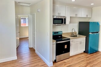 158 N Canyon Blvd in Monrovia, CA - Building Photo - Building Photo