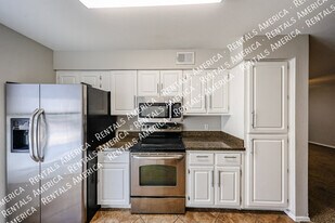 2025 E Campbell Ave, Unit 112 in Phoenix, AZ - Building Photo