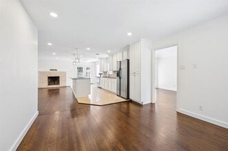 10525 Castlegate Dr in Dallas, TX - Building Photo - Building Photo