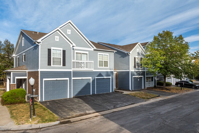 Town Center Apartments in Overland Park, KS - Foto de edificio - Building Photo